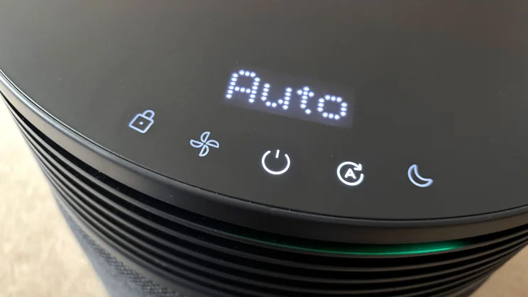 A closeup of the Blueair Signature air purifier's display, on Auto mode