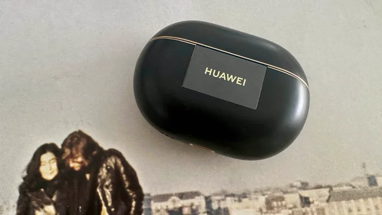Rear view of the Huawei FreeBuds 4 Pro wireless earbuds' charging case with the lid closed