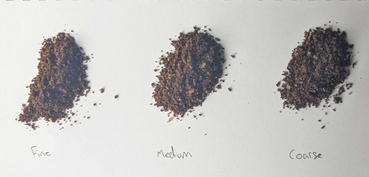 A picture of the different coffee grind sizes produced by the integrated grinder on the Melitta AromaFresh Therm Pro