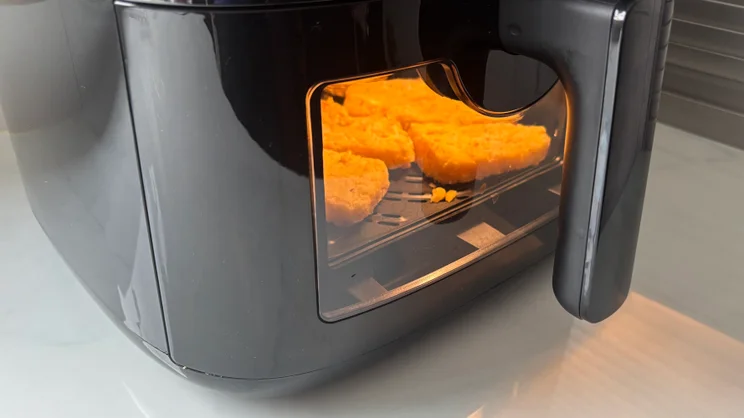 An image showing the front window of the Bosch Series 6 Air Fryer