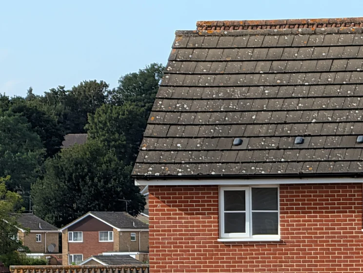 20x zoom of a house's roof