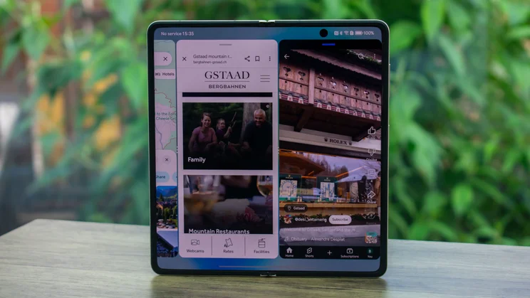 Honor Magic V5 unfolded, front view, showing the split-screen function on the main display