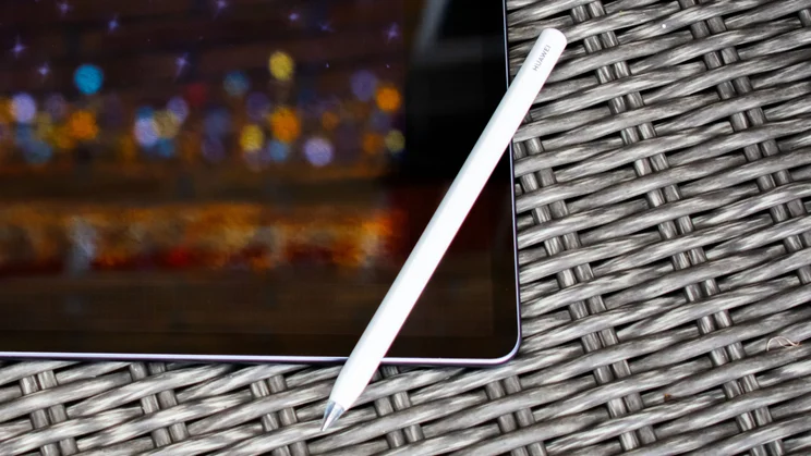 Close up of the Huawei MatePad 11.5 (2025) with the stylus sitting on the display