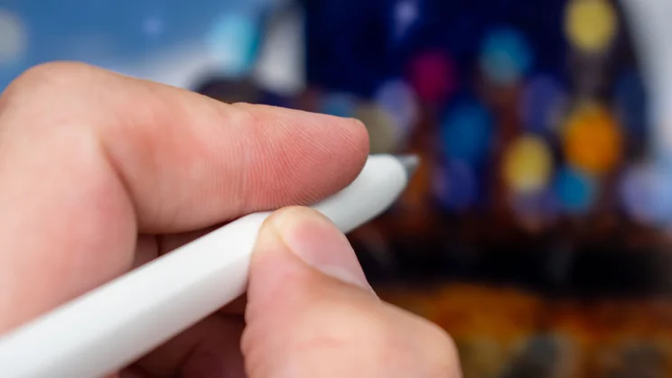 Hand holding a stylus, drawing on the Huawei MatePad 11.5 (2025)