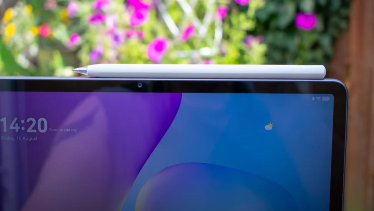 Close up of the M Pencil stylus magnetically attached to the Huawei MatePad 11.5 (2025)