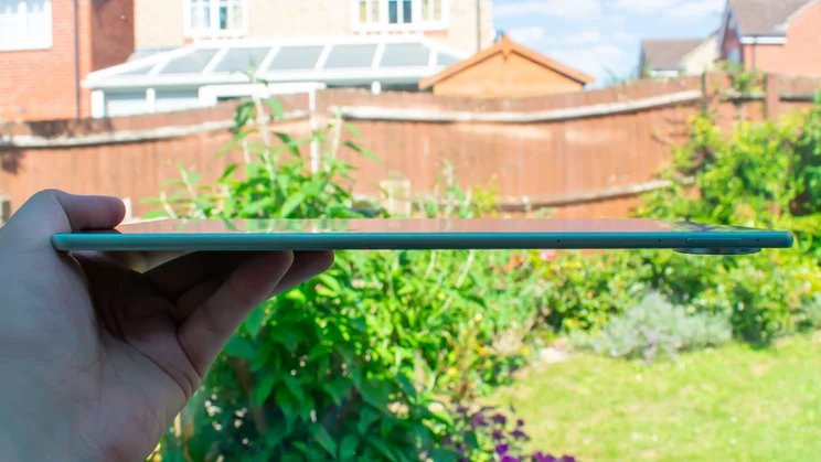 Huawei MatePad Pro (2025) in hand, showing the edge