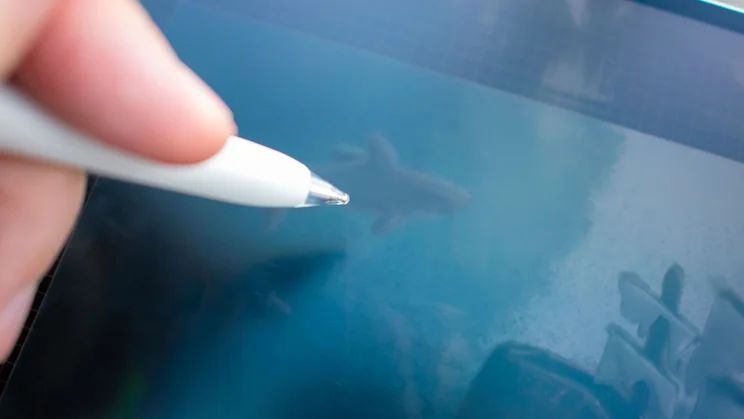 Close up of a hand sketching with a stylus on the Huawei MatePad Pro (2025)