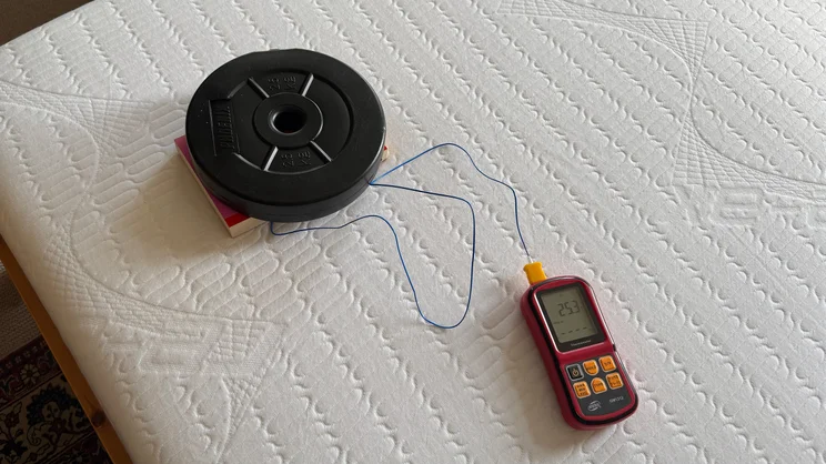 Testing temperature retention of the REM-Fit 600 Lux Elite mattress- using a 2.5kg weight, a book and a thermocouple