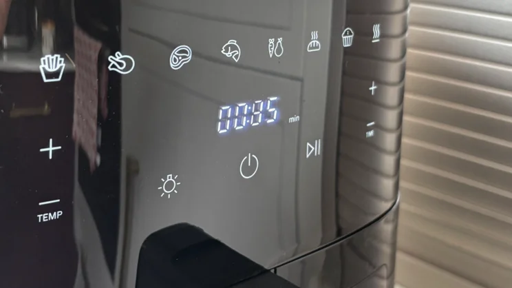 The front panel of the Bosch Series 6 Air Fryer