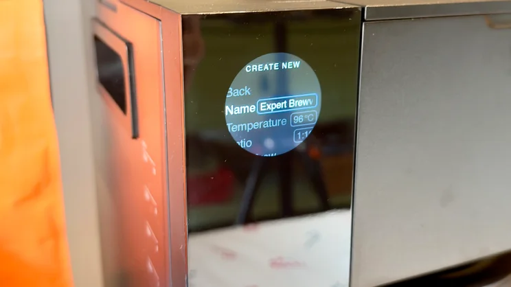 A close up of the Fellow Aiden coffee machine's screen, showing the settings you can change