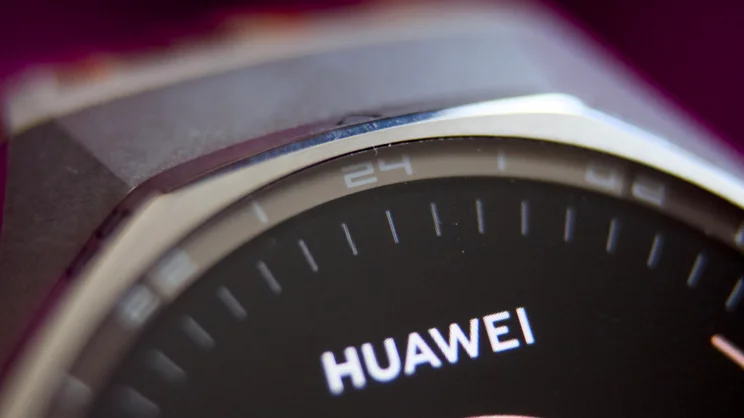 Close up on the Huawei Watch 6 Pro's screen