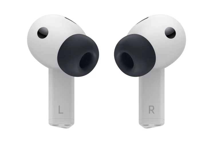 Samsung Galaxy Buds3 FE in white