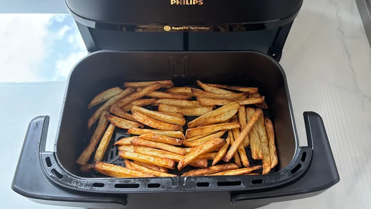 Cooked chips inside the drawer of the Philips 1000 Series air fryer