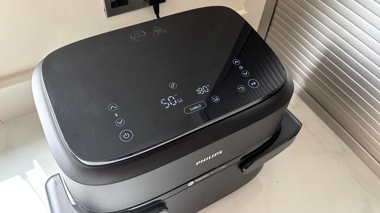 The display of the Philips 1000 Series air fryer while in use