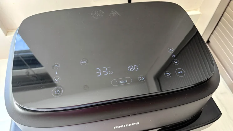The display of the Philips 1000 Series air fryer while in use