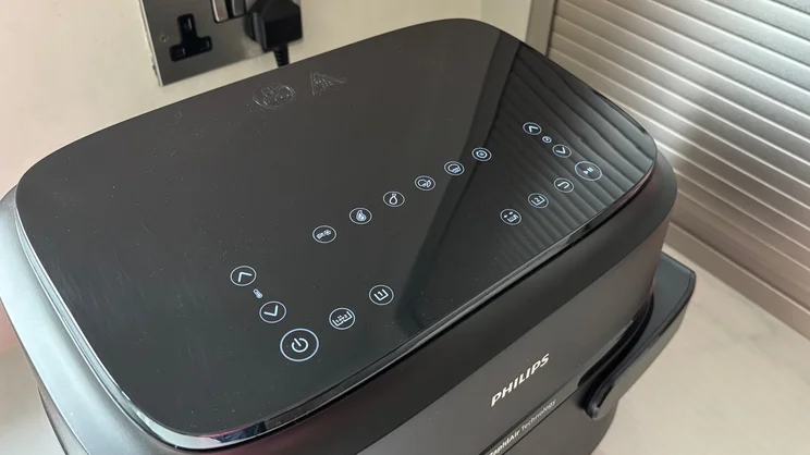 The display of the Philips 1000 Series air fryer, showing cooking settings