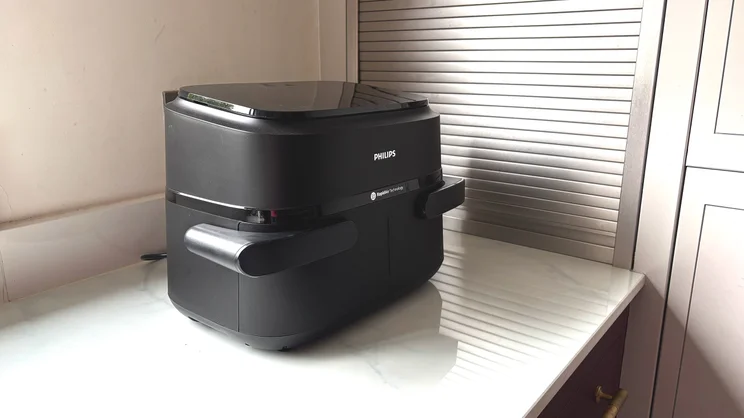 The Philips 1000 Series air fryer on a kitchen worktop