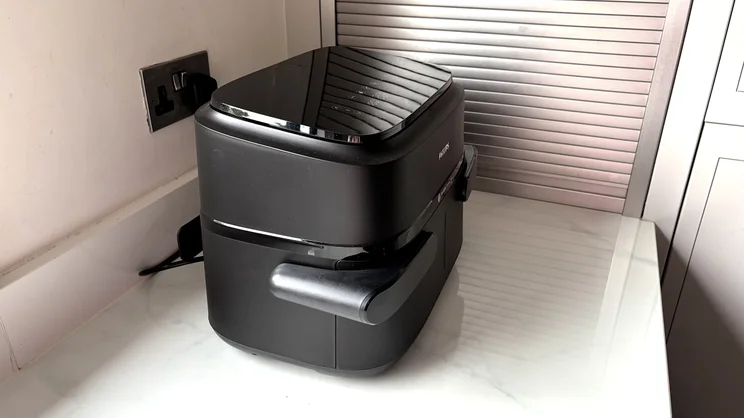 The Philips 1000 Series air fryer on a kitchen worktop