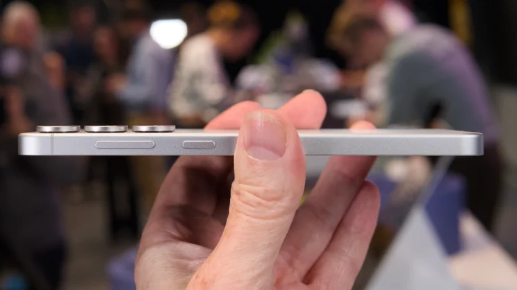 The right edge of the Samsung Galaxy S25 FE