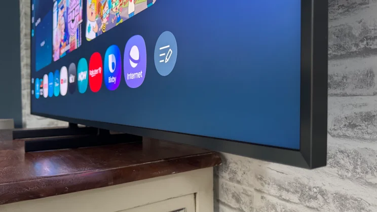 The Samsung 75QN900F's bottom right corner, showing picture frame detail