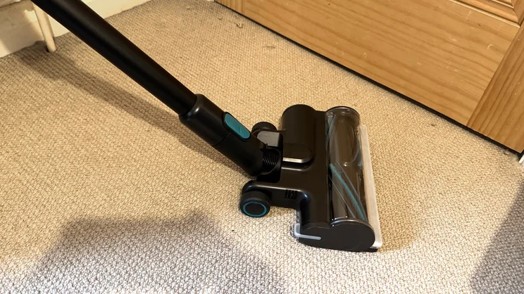 A closeup of the head of the VAX HomePro Detect Pet-Design vacuum cleaner