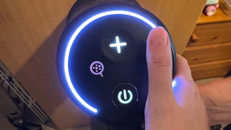 A closeup of the control panel of the VAX HomePro Detect Pet-Design vacuum cleaner