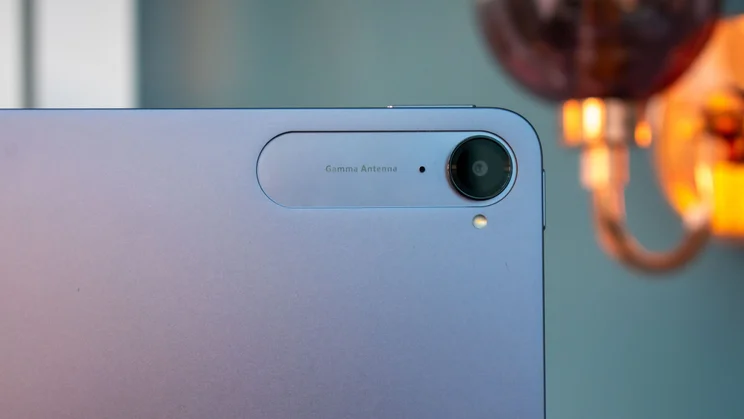 Xiaomi Pad Mini in hand, close up on rear camera