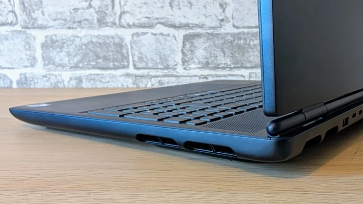 Alienware 16X Aurora - open, close up on the rear right corner