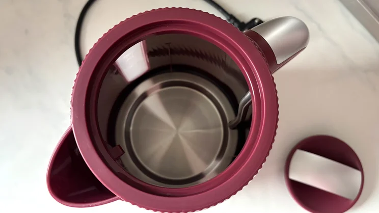 A bird's-eye view of the Daewoo Cascade kettle, with lid removed