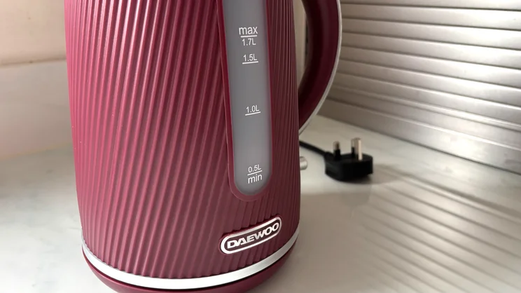 A closeup of the Daewoo Cascade kettle's window and fill lines