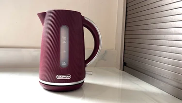 The Daewoo Cascade kettle on a kitchen worktop