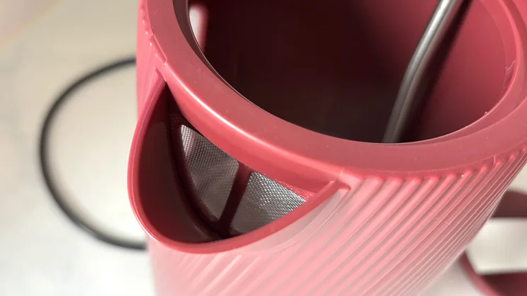 A closeup of the Daewoo Cascade kettle's spout