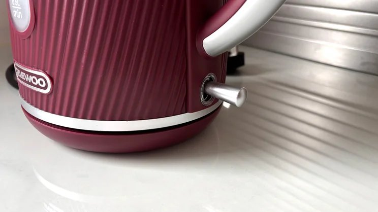 A closeup of the Daewoo Cascade kettle's switch