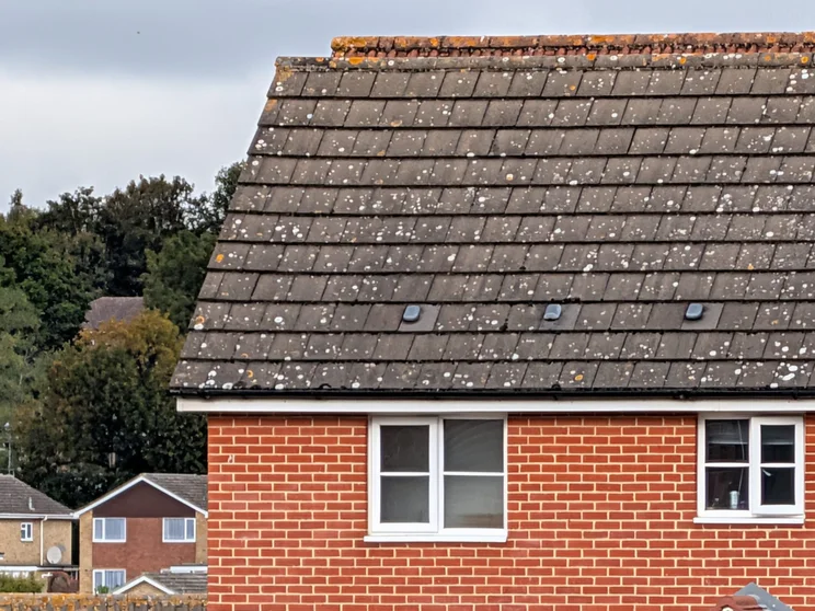 20x zoom of a house