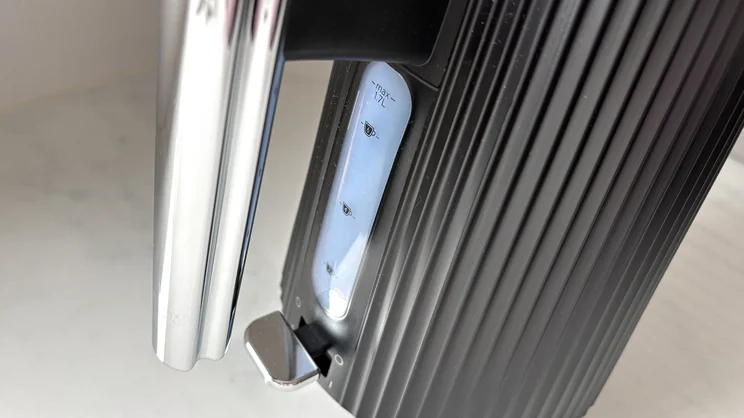 A closeup of the Russell Hobbs Bronte kettle's water window and cup markings