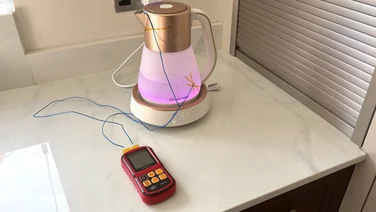 A thermometer measuring the internal and external temperature of the Russell Hobbs Calm Kettle. The kettle is glowing pink