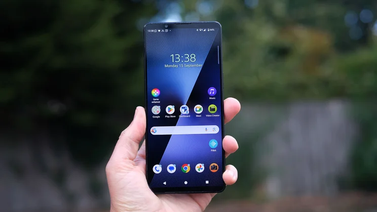 Sony Xperia 1 VII in hand, display showing the homescreen