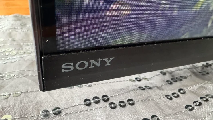 A close-up of the Sony logo on the bottom left of the frame surrounding the panel of the Sony Bravia 7 TV