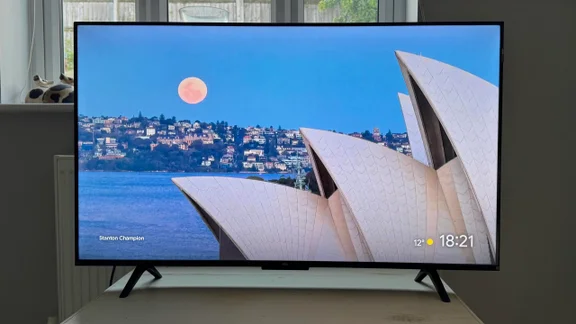 Front view of the TCL P7K QLED TV displaying an image of the Sydney Opera House at sunset