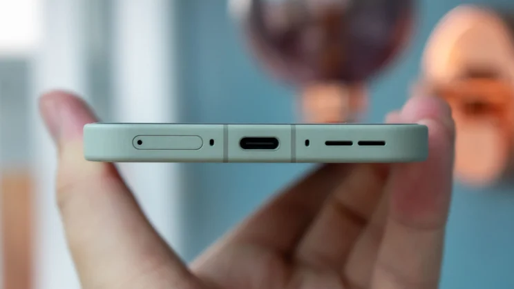 OnePlus 15 bottom edge and charging port