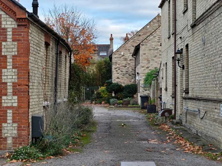 3.5x telephoto zoom of an alleyway