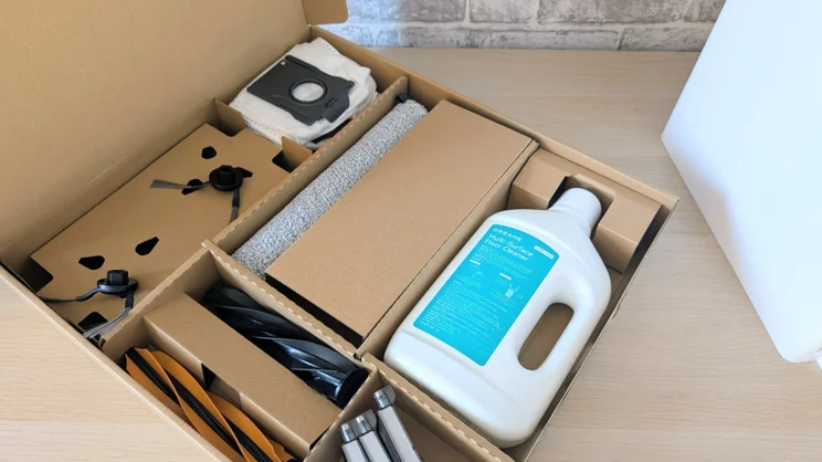 The box contents of the Dream Aqua10 Ultra Roller robot vacuum