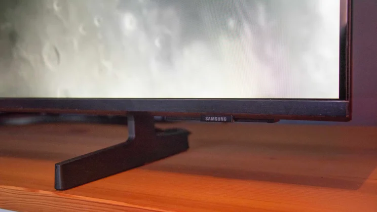 Close-up of the right foot of the Samsung U8000F 4K TV