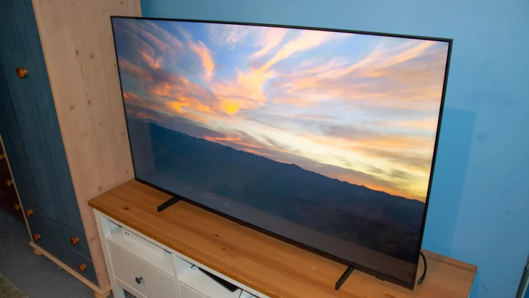 Right view of the Samsung U8000F 4K TV displaying a sunset