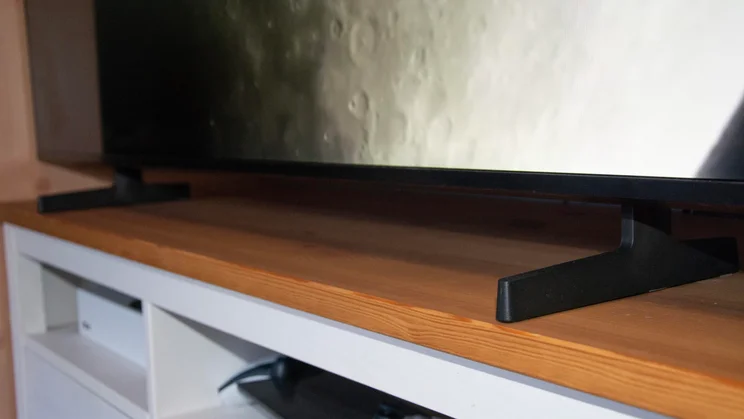The left and right feet of the Samsung U8000F 4K TV