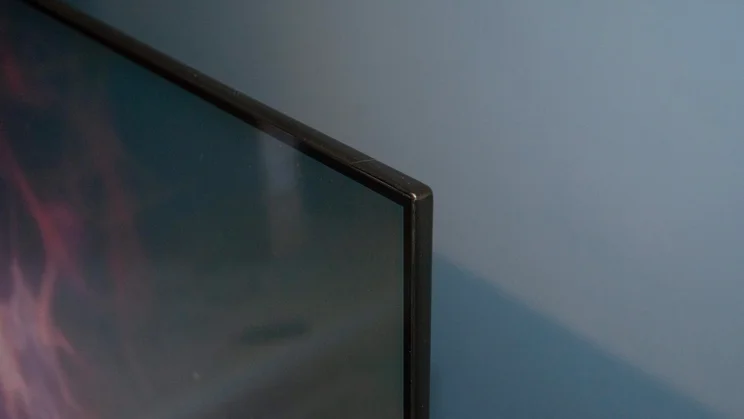 Top front corner of the Samsung U8000F 4K TV's panel