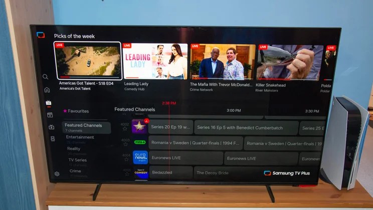 The TV guide being displayed on the Samsung U8000F 4K TV