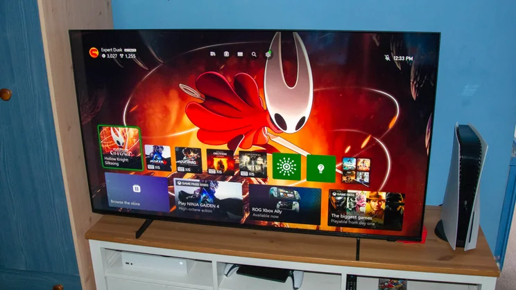 The Xbox homepage being displayed on the Samsung U8000F 4K TV