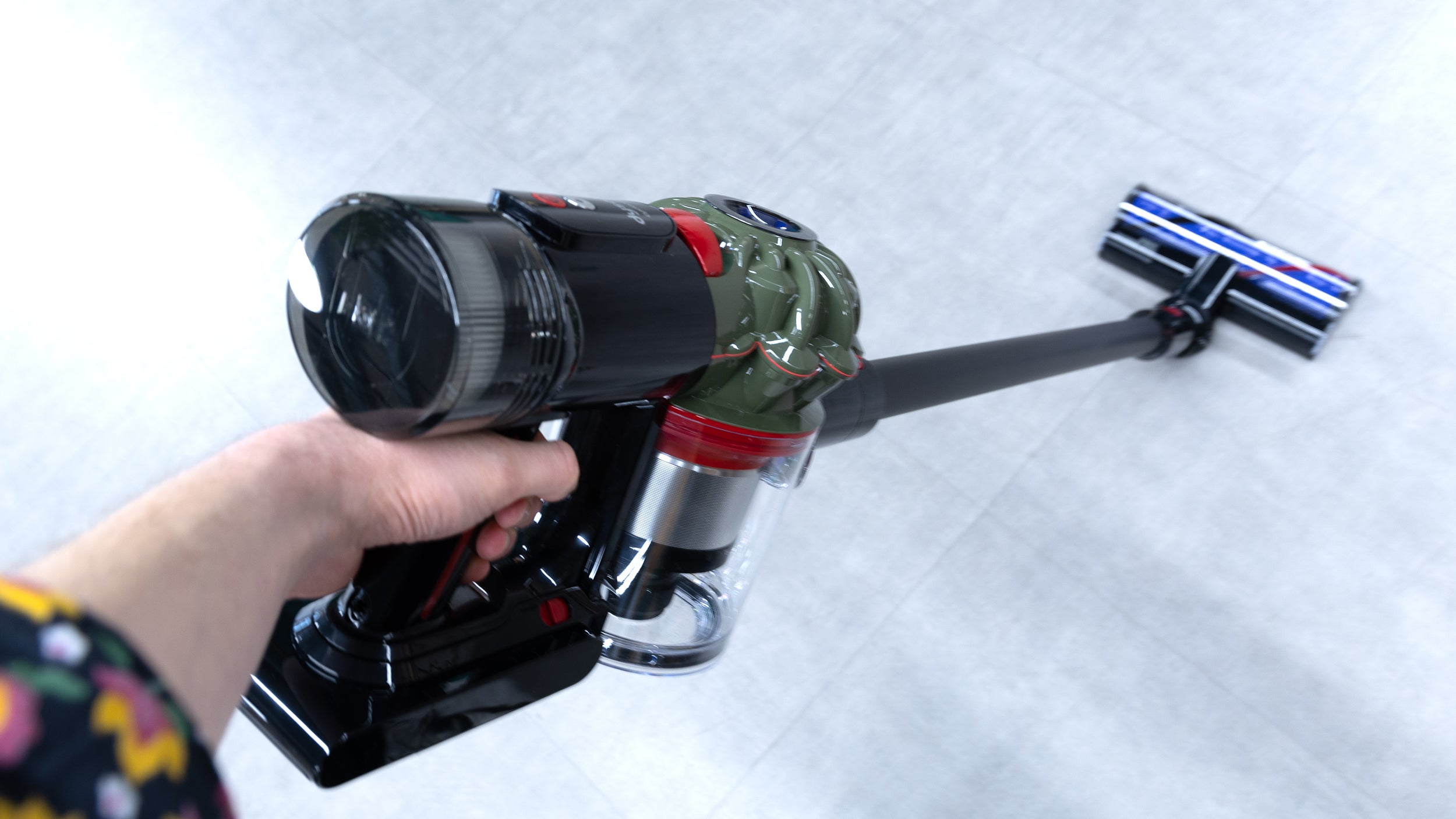 AmazingTech: Dyson V8 Cyclone review: Powerful suction and ideal for pet hair, but hard floor cleaning can be a bit hit or miss