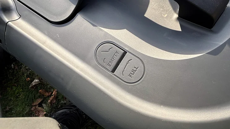 A closeup of the Flymo 36V Ultramow 460 Duo's grass collector indicator